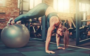 12-exercicios-de-fortalecimento-muscular-com-a-fitball