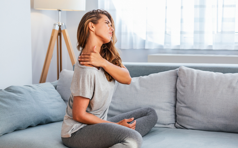 Exercícios para síndrome do ombro congelado: saiba quais aplicar em cada fase do tratamento