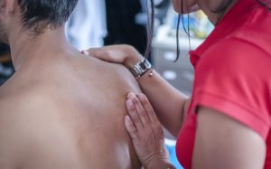 Técnicas de terapia manual para tratamento de ombro - CAPA