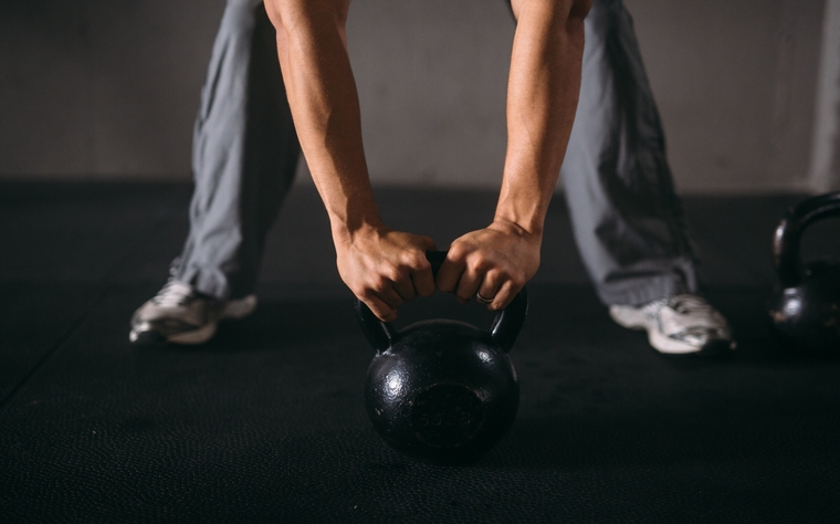 2 exercícios que todo atleta iniciante deve fazer com kettlebells