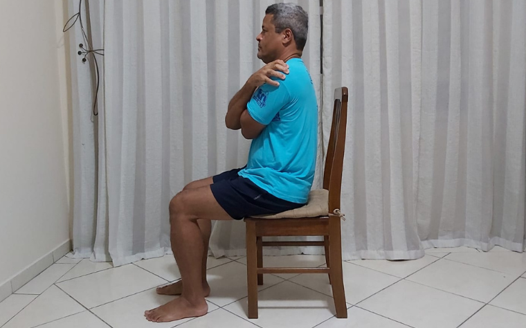 Trabalho de quadriceps realizando movimento de levantar e sentar de uma cadeira - Domiciliar