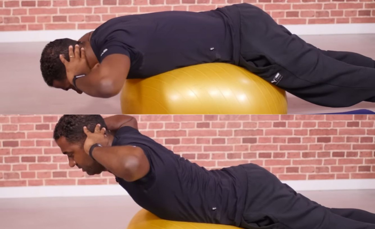 Exercício de extensão de tronco na bola - Pilates com bola