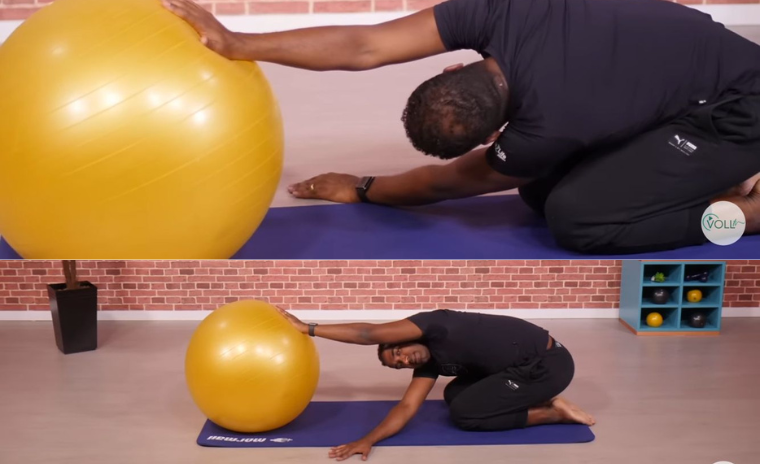 Mobilidade de coluna em rotação na bola - Pilates com bola
