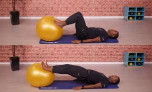 Ponte sobre os ombros ou elevação pélvica com joelhos estendidos - Pilates com bola