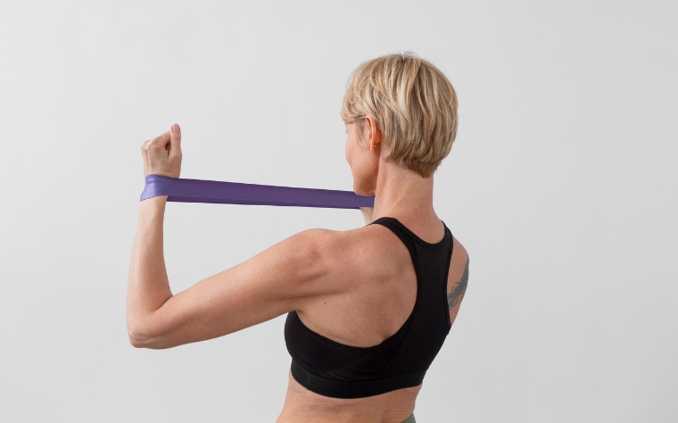 3 exercícios de Pilates para fortalecer os braços e combater a flacidez!
