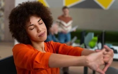 6 exercícios para aliviar o corpo travado em casa
